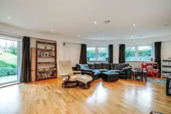 2 bedroom Flat for s...